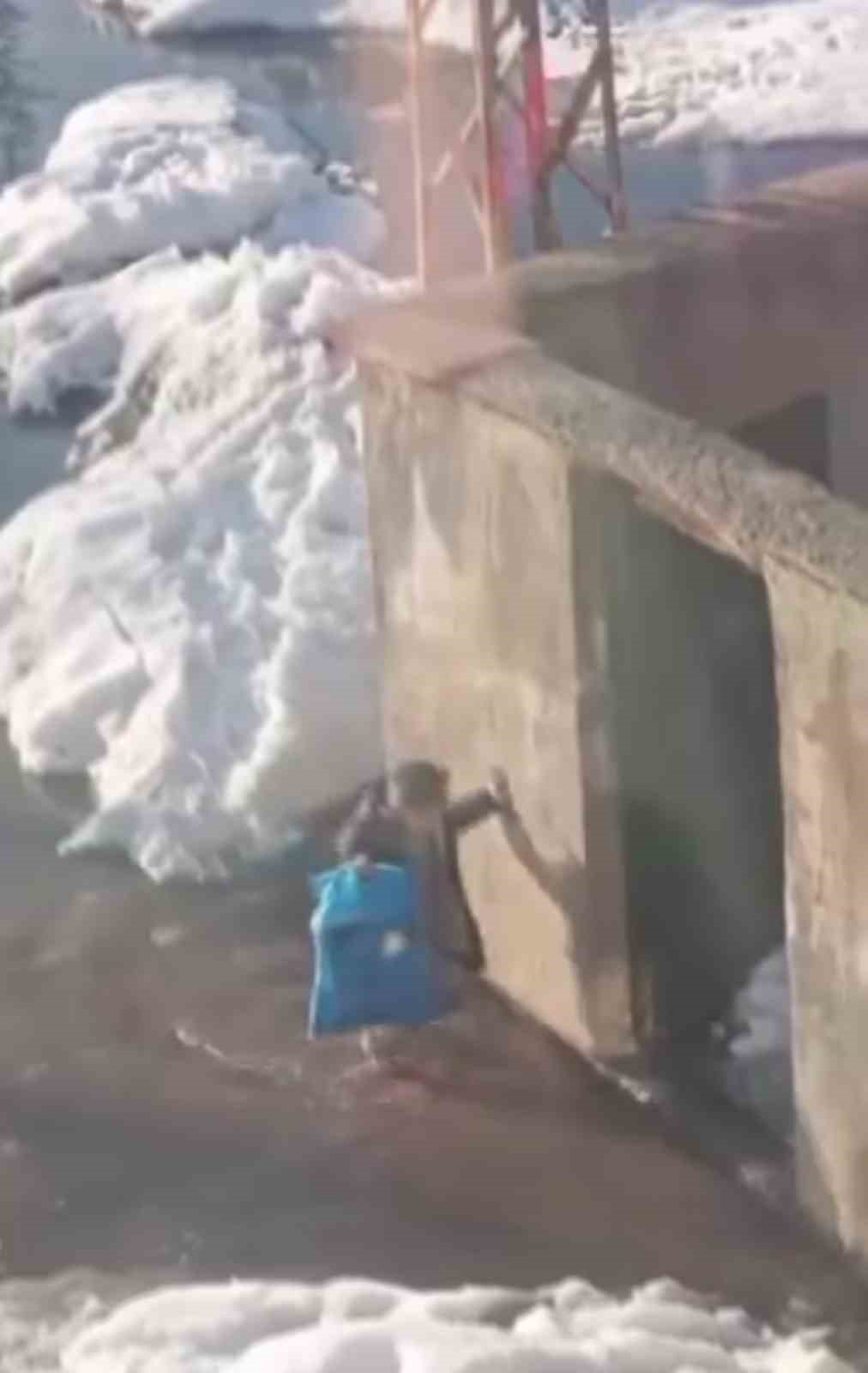 Yüksekova’da çocukların sular altında kalan yollarda şeker mesaisi