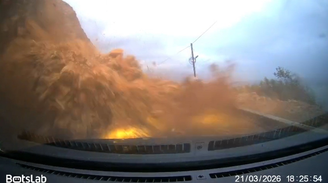 Mersin-Antalya yolundaki heyelan ara&ccedil; kamerasında
