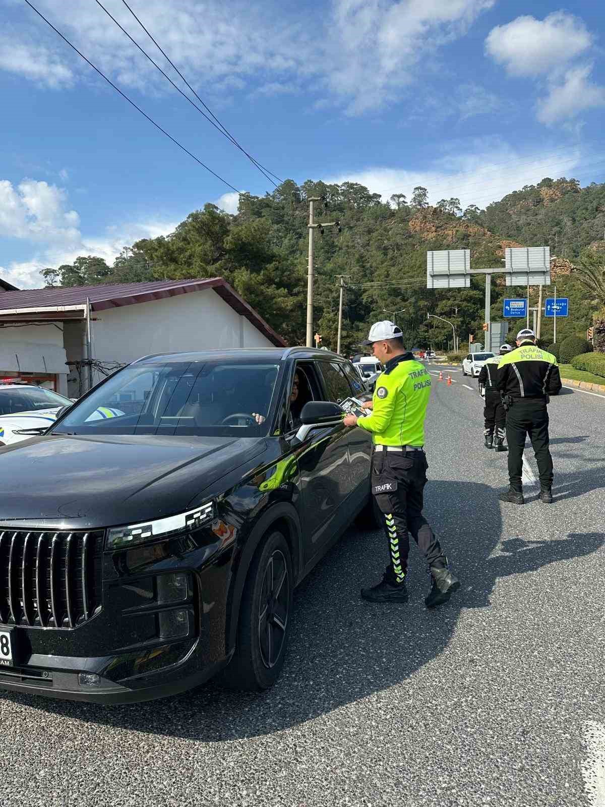 Marmaris&rsquo;te bayram boyunca binlerce ara&ccedil; denetlendi
