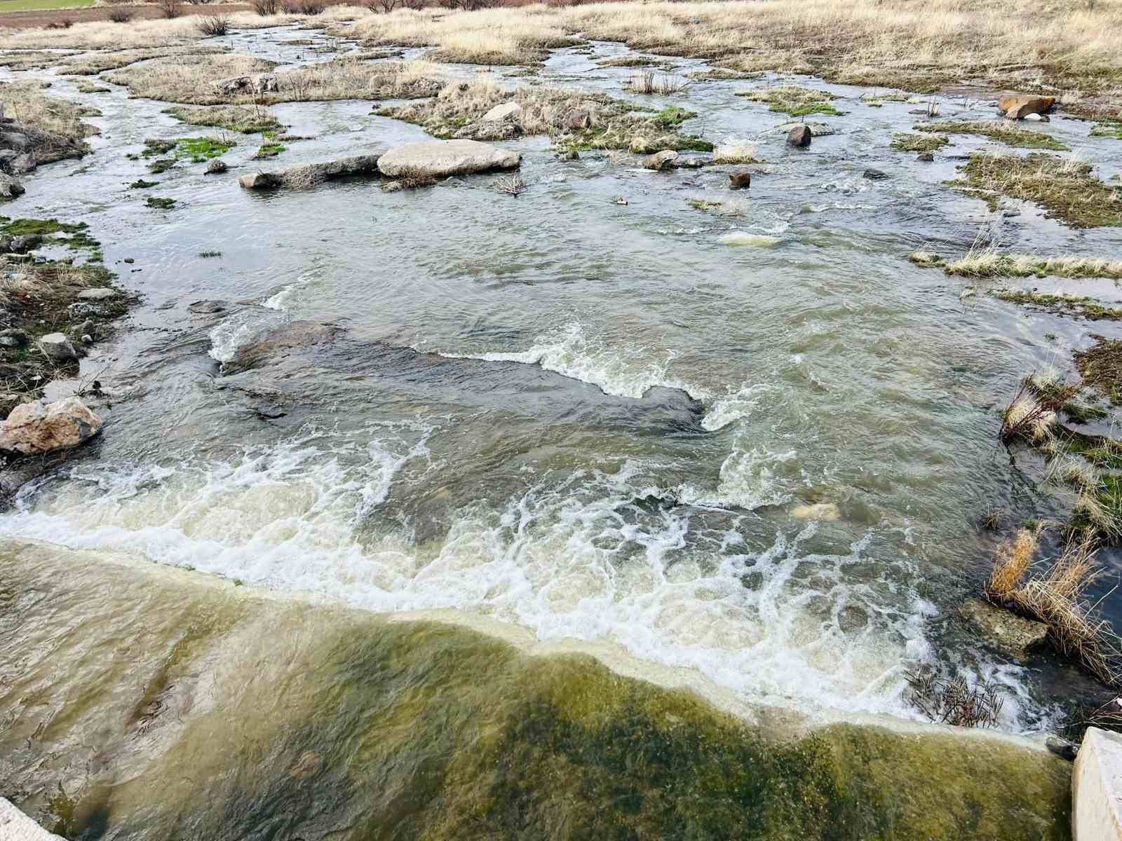 Kayseri&rsquo;nin bir il&ccedil;esinde baharın habercisi dere suları akmaya başladı
