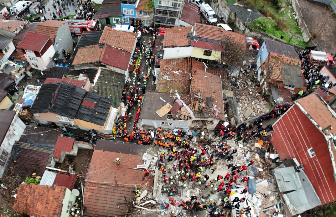 Fatih’te enkaz altında kalan 1 kişi daha kurtarıldı