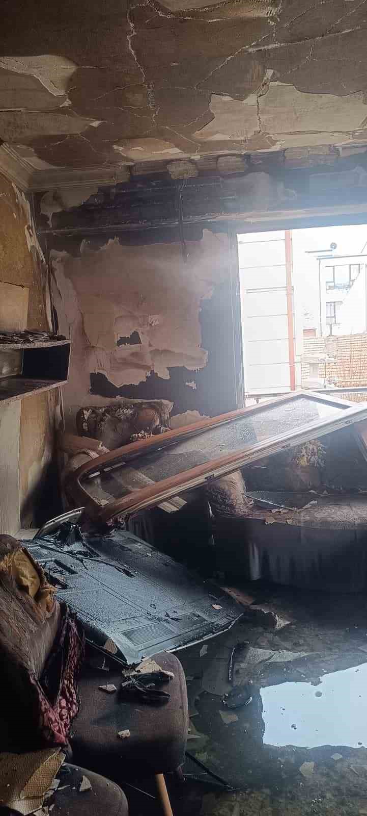 Yangında dumandan etkilenen 3 kişi hastaneye kaldırıldı
