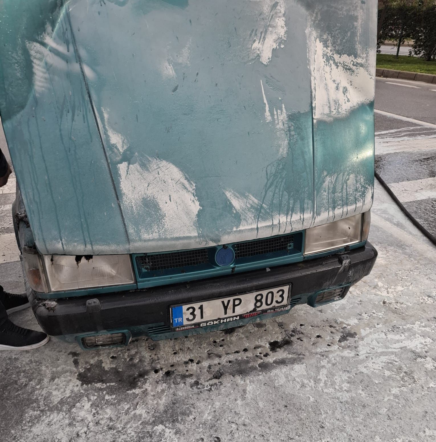 Alanya&rsquo;da seyir halindeki otomobil alev aldı
