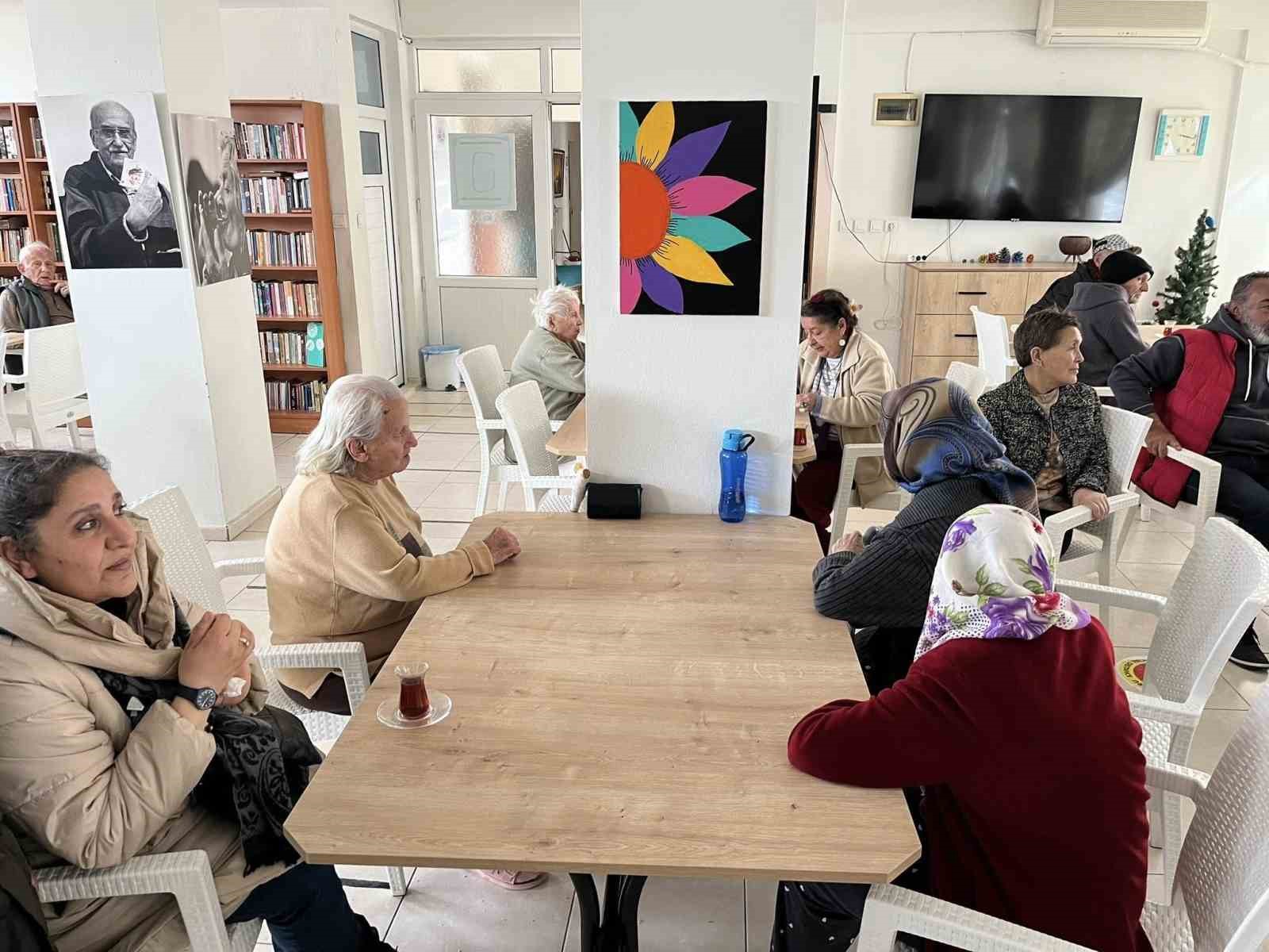 Burhaniye’ de Halk İnisiyatifinden huzurevi ziyareti