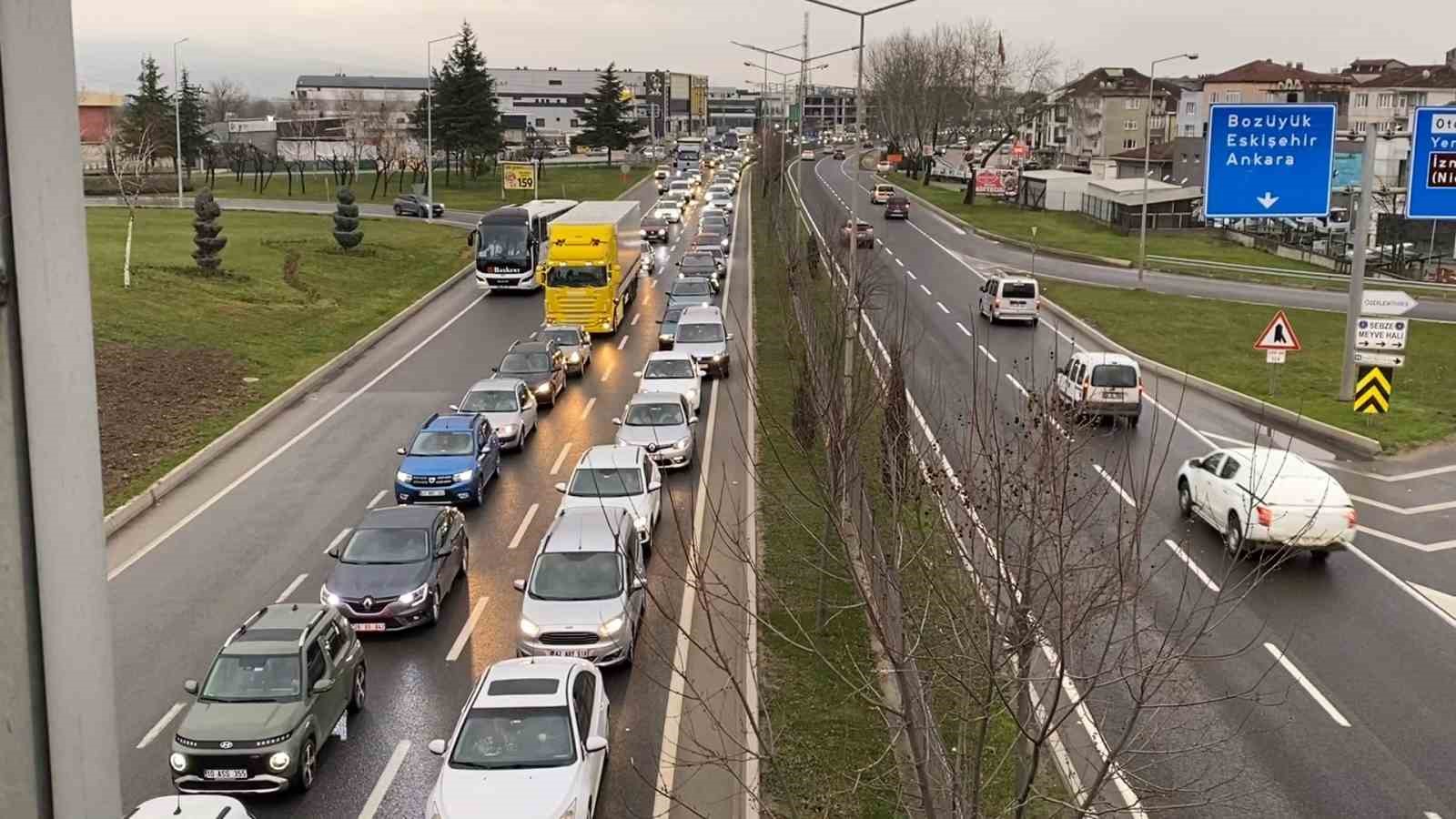 Tatilcilerin d&ouml;n&uuml;ş yolculuğu başladı, İneg&ouml;l&rsquo;de trafik durma noktasına geldi

