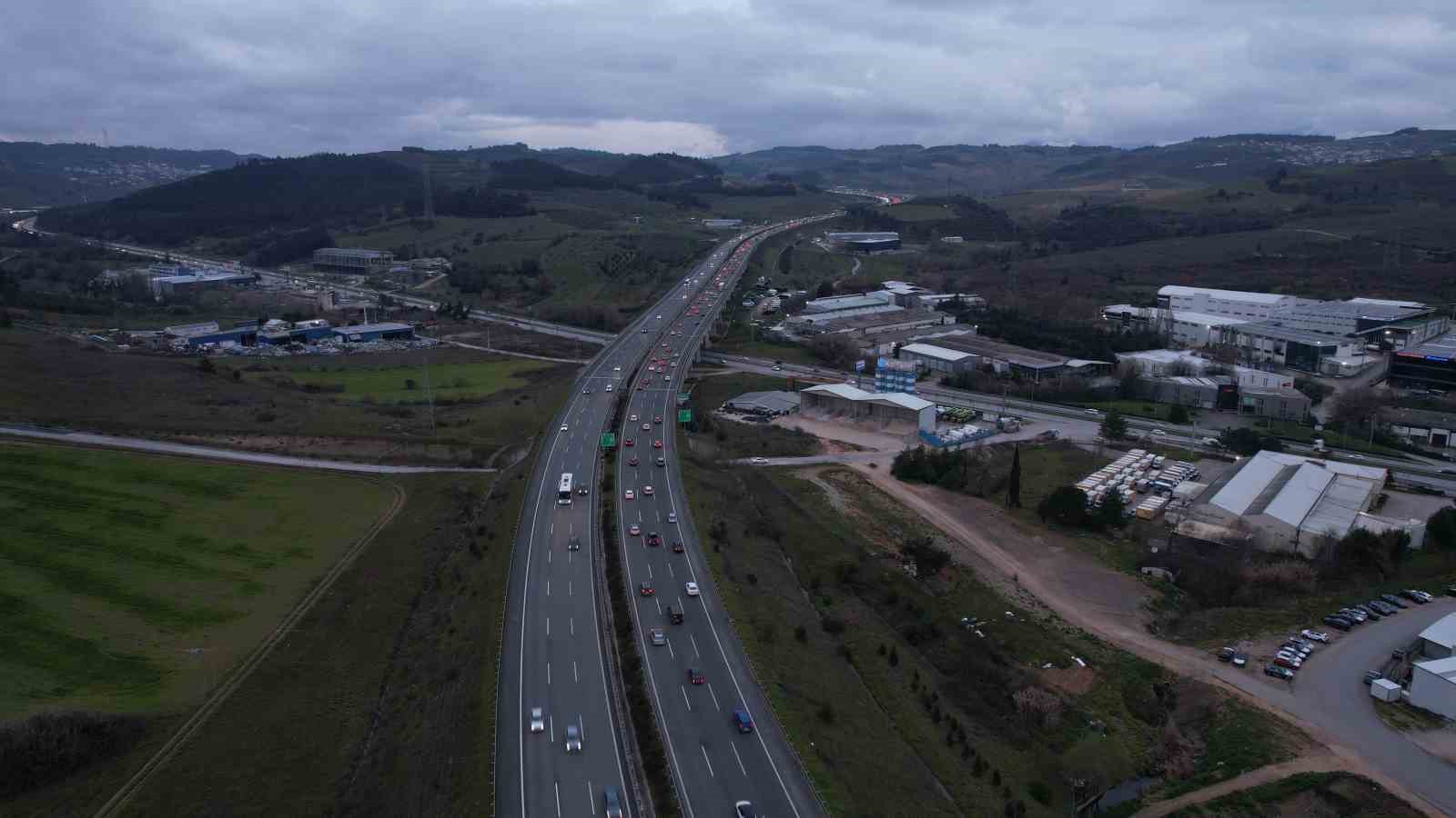 Bayram d&ouml;n&uuml;ş&uuml; Bursa otoyolunda yoğunluk: İstanbul istikametinde trafik yavaşladı
