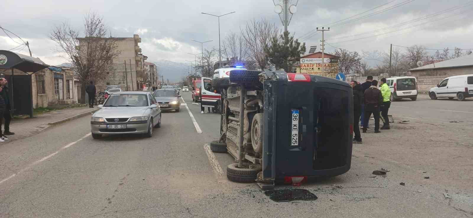 Iğdır&rsquo;da iki ara&ccedil; &ccedil;arpıştı: 2 yaralı
