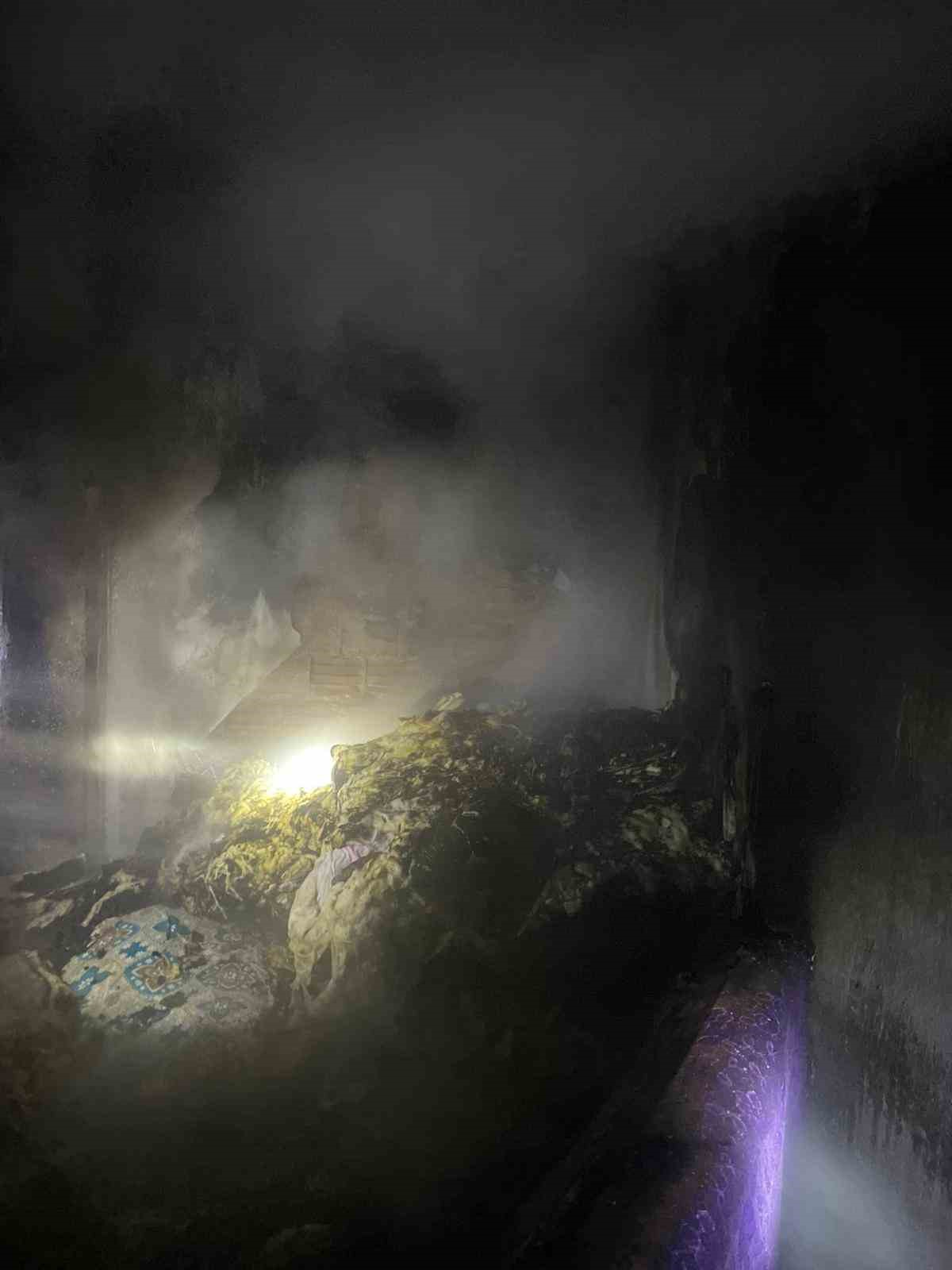 Siirt&rsquo;te iki katlı binada korkutan yangın
