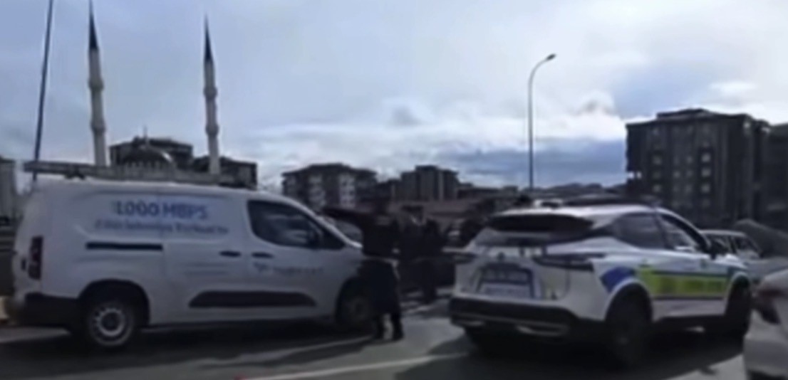 Kontrolden &ccedil;ıkan ara&ccedil;, &ouml;n&uuml;ndeki 4 araca &ccedil;arptı: O anlar kamerada
