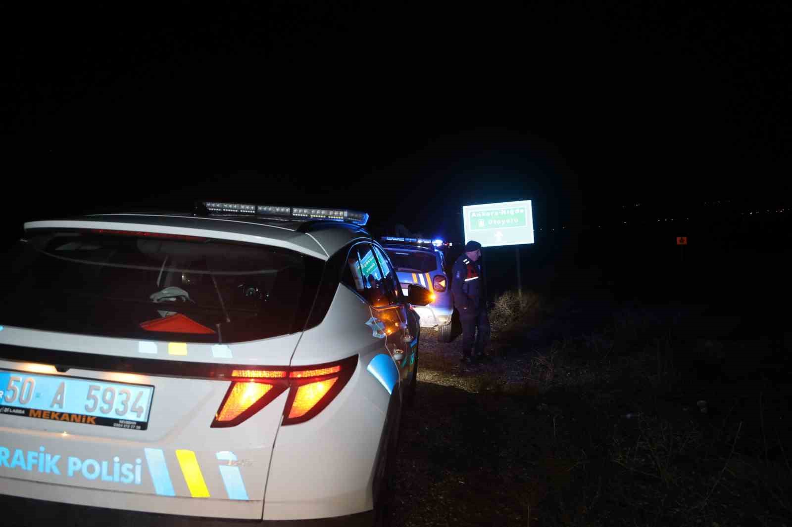 Kontrolden &ccedil;ıkan otomobil şarampole u&ccedil;tu: 4 yaralı
