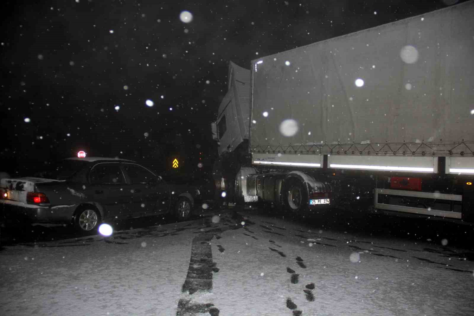 Kop Dağı Ge&ccedil;idi&rsquo;nde kar ve tipi ulaşımı aksattı
