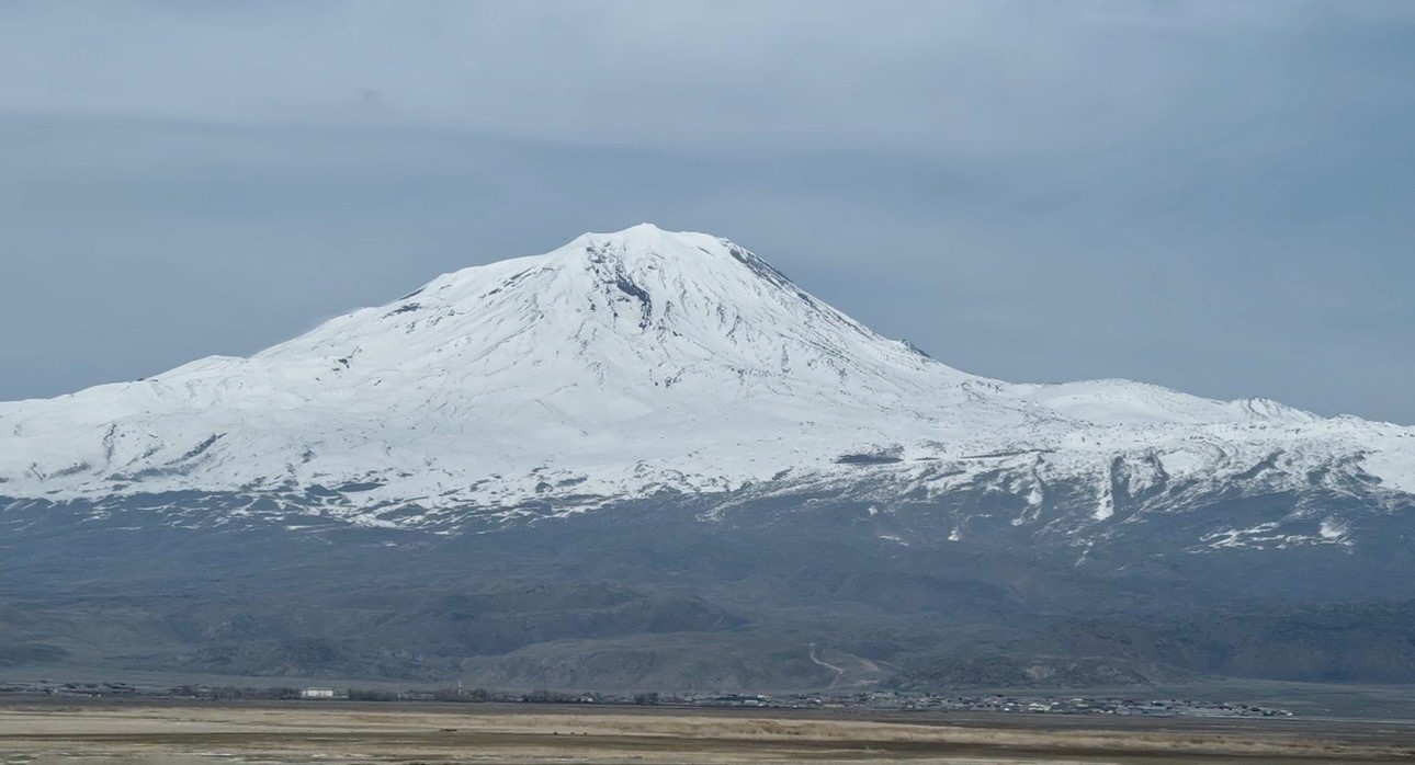 Ağrı Dağı&rsquo;nın zirvesi g&ouml;z kamaştırdı
