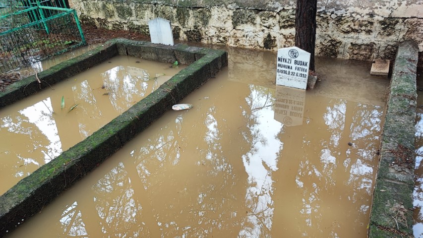 Adana&rsquo;da mezarlık sular altında kaldı, vatandaşlar mezara poşetle girdi