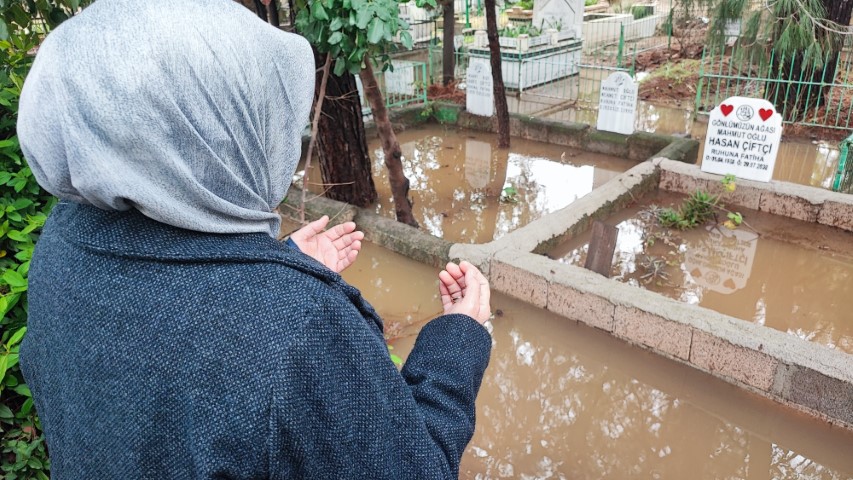 Adana&rsquo;da mezarlık sular altında kaldı, vatandaşlar mezara poşetle girdi