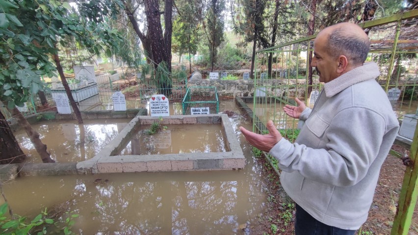 Adana&rsquo;da mezarlık sular altında kaldı, vatandaşlar mezara poşetle girdi