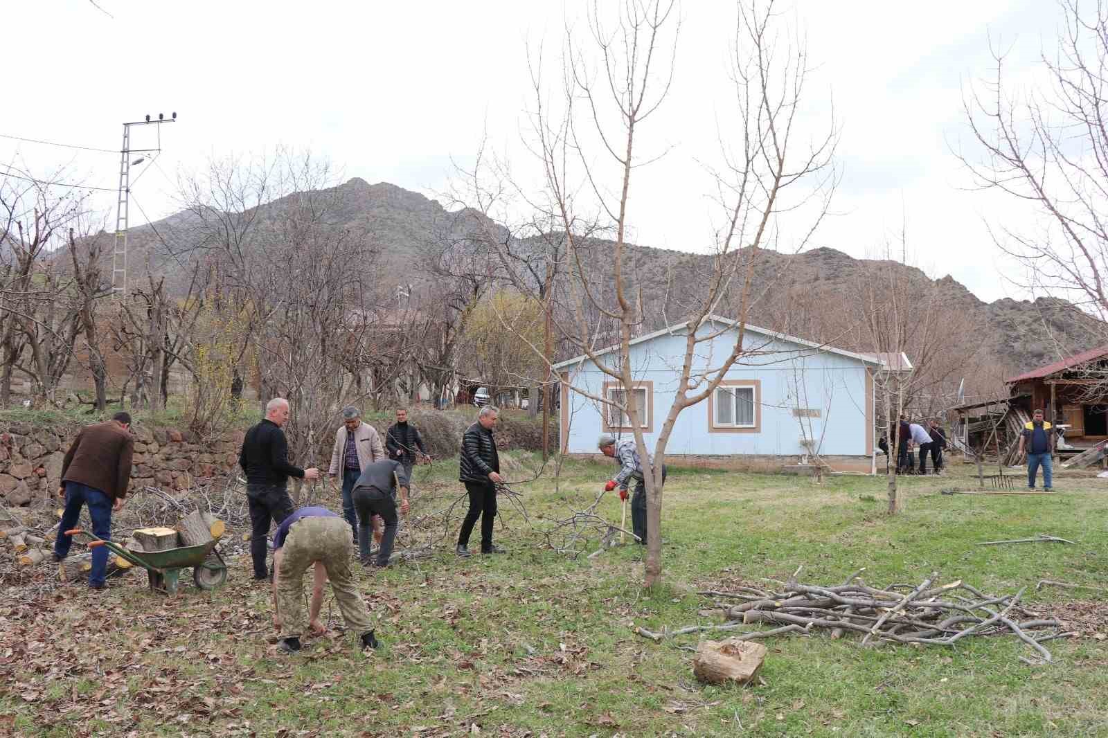 Erzurum&rsquo;da k&ouml;ylerde bah&ccedil;e bakım &ccedil;alışmaları başladı

