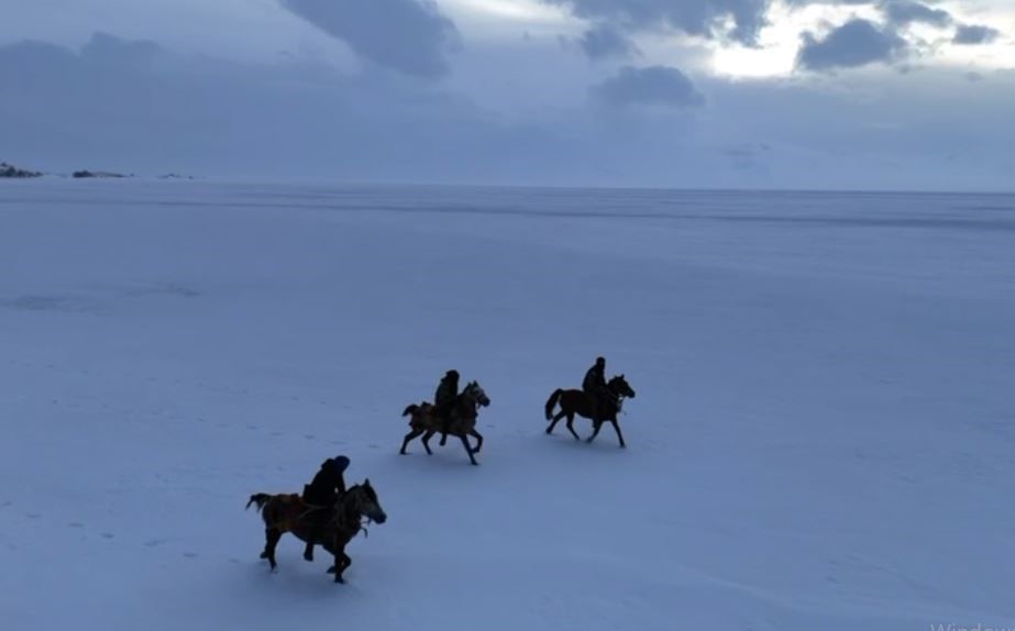 Gen&ccedil;ler atları buz tutan &Ccedil;ıldır G&ouml;l&rsquo;&uuml; &uuml;zerinde d&ouml;rtnala koştu
