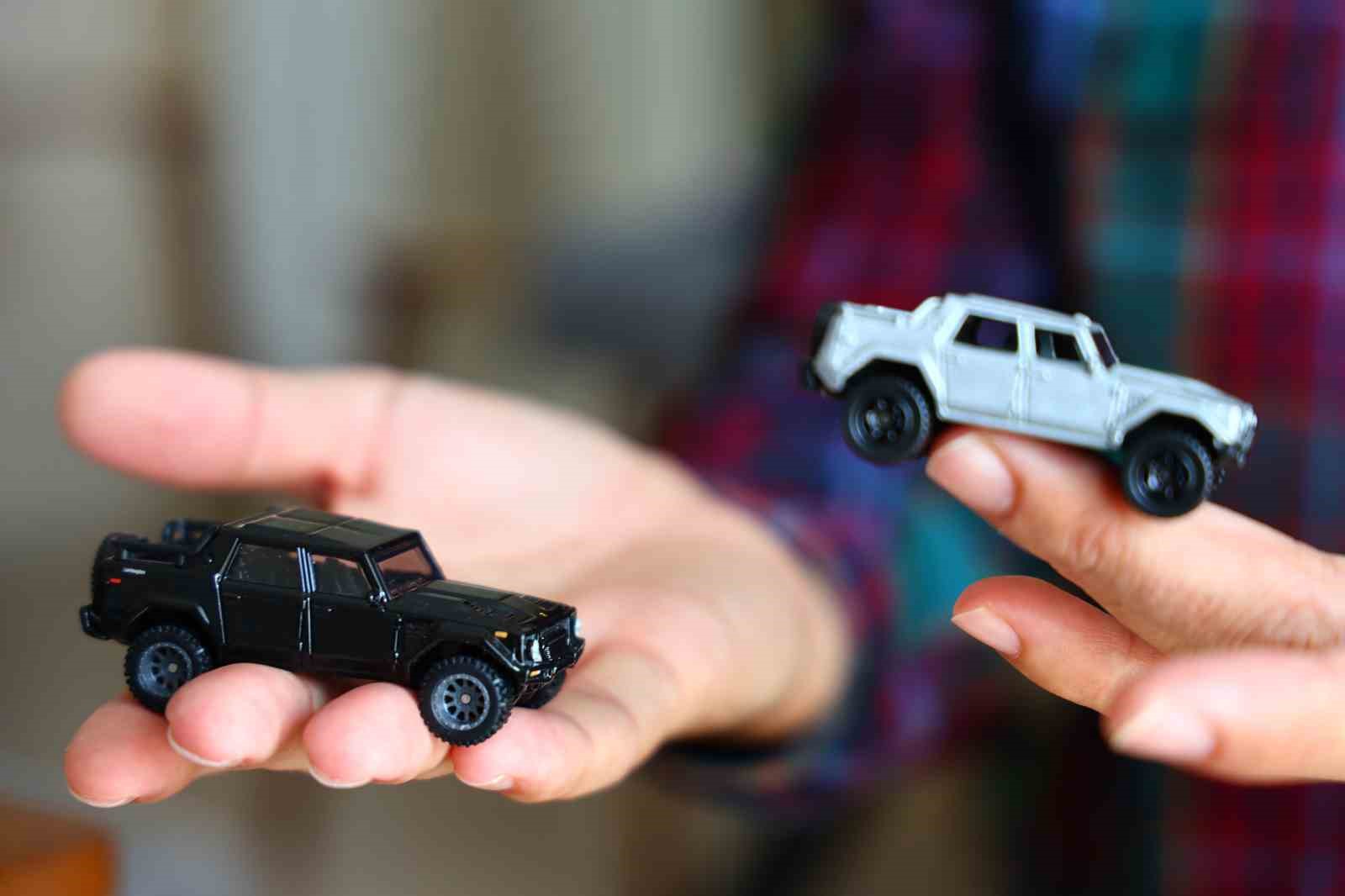 Elazığ&rsquo;lı &ouml;ğretmen 16 yılda bin 500 model araba topladı
