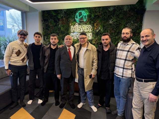 Almanya&rsquo;da iki gen&ccedil; m&uuml;sl&uuml;manlığı araştırıp İslamiyeti se&ccedil;tiler