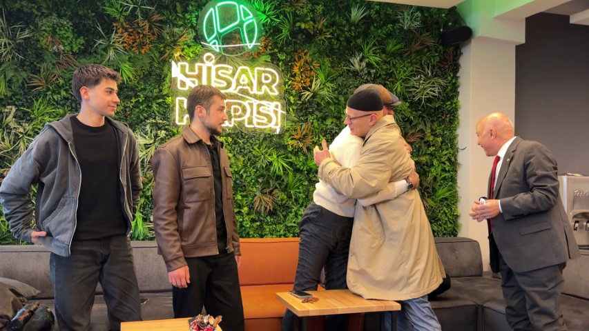 Almanya&rsquo;da iki gen&ccedil; m&uuml;sl&uuml;manlığı araştırıp İslamiyeti se&ccedil;tiler