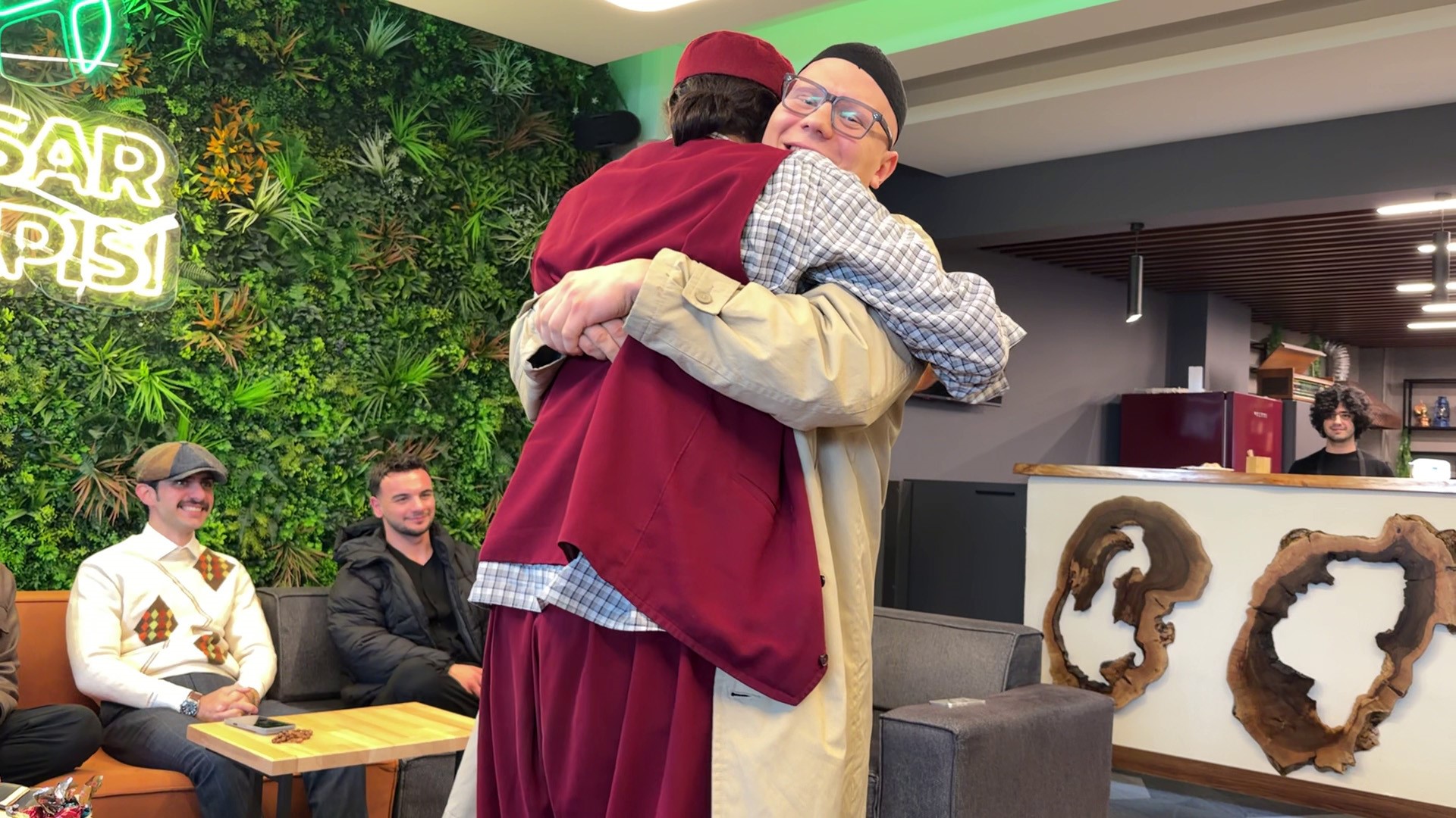 Almanya&rsquo;da iki gen&ccedil; m&uuml;sl&uuml;manlığı araştırıp İslamiyeti se&ccedil;tiler