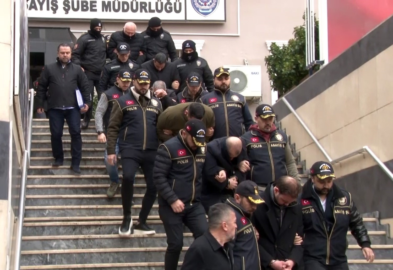 Futbolcu Kaan Kundak&ccedil;ı cinayetiyle ilgili 8 ş&uuml;pheli adliyeye sevk edildi
