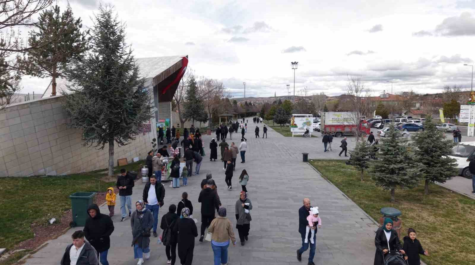 Büyükşehirin hayvanat bahçesinde bayram yoğunluğu: 40 bin ziyaretçi