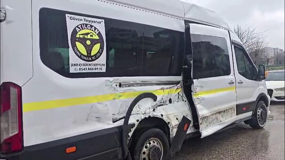 Hemzemin geçitte öğrenci servisine tren çarptı: O anlar kamerada