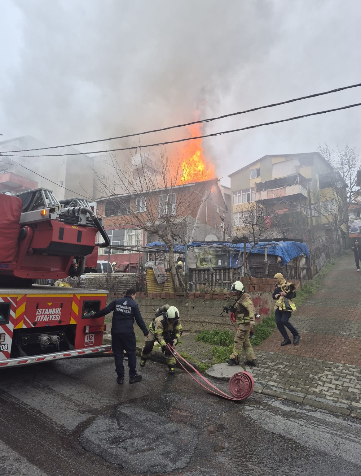 Maltepe’de korkutan çatı yangını: 2 kişi tahliye edildi