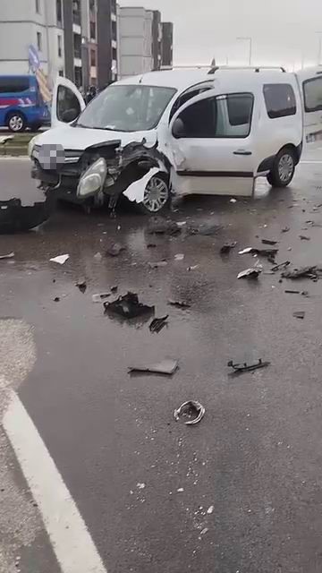 Diyarbakır’da trafik kazası: Araç refüje çarparak durabildi