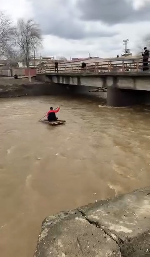 Mardin’de taşan derede sal keyfi