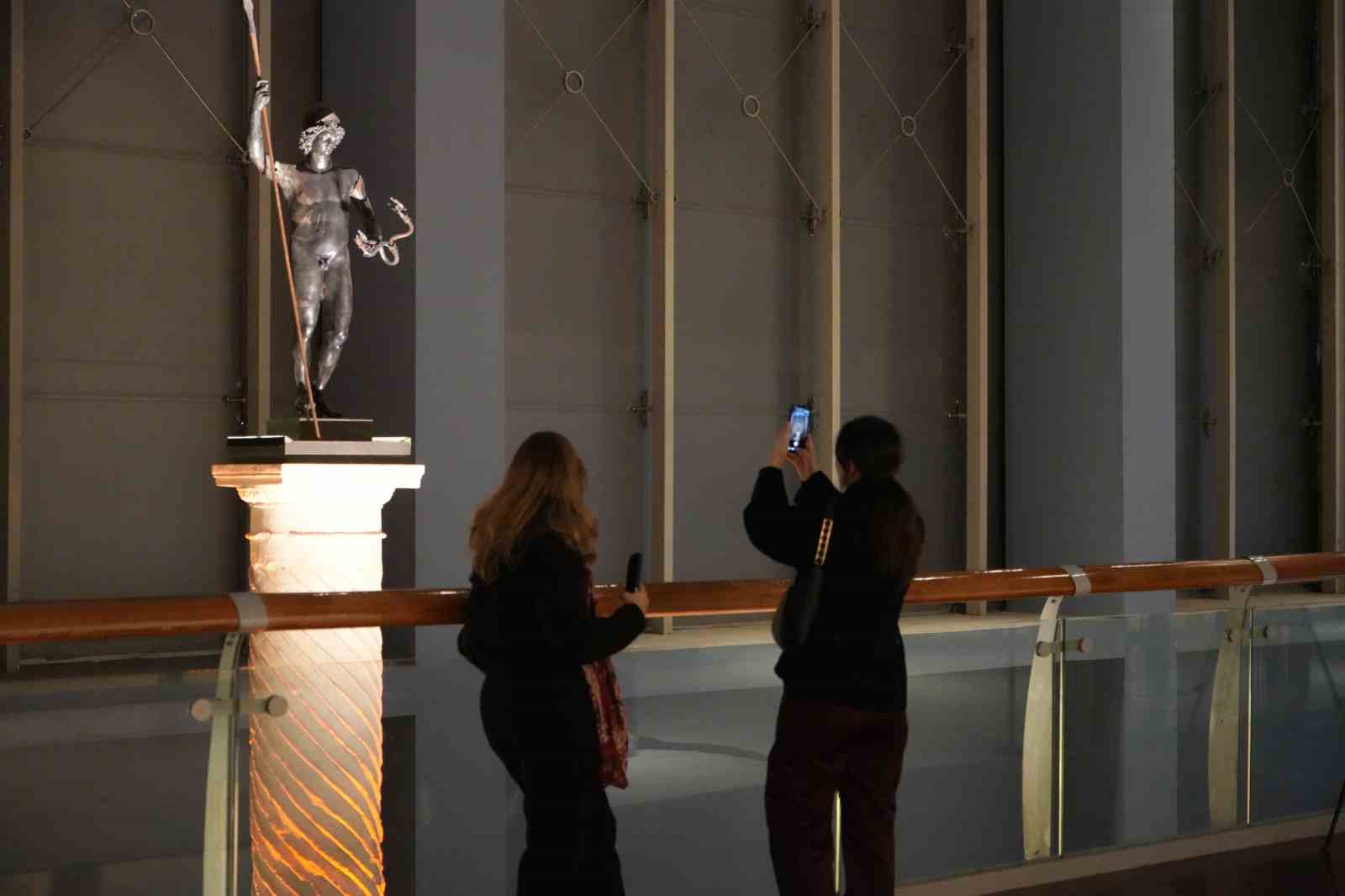 Zeugma Mozaik M&uuml;zesi&rsquo;nde yoğun ilgi g&ouml;ren Mars heykelinin &ouml;n&uuml; genişletildi
