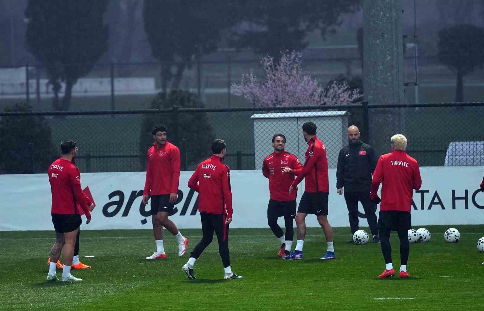 A Milli Futbol Takımı, Romanya ma&ccedil;ının hazırlıklarını s&uuml;rd&uuml;rd&uuml;
