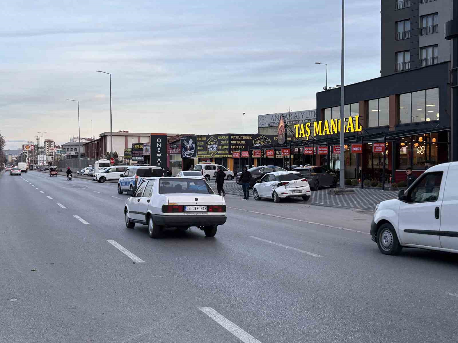 İki otomobil ve tramvayın karıştığı kazada 2 kişi yaralandı