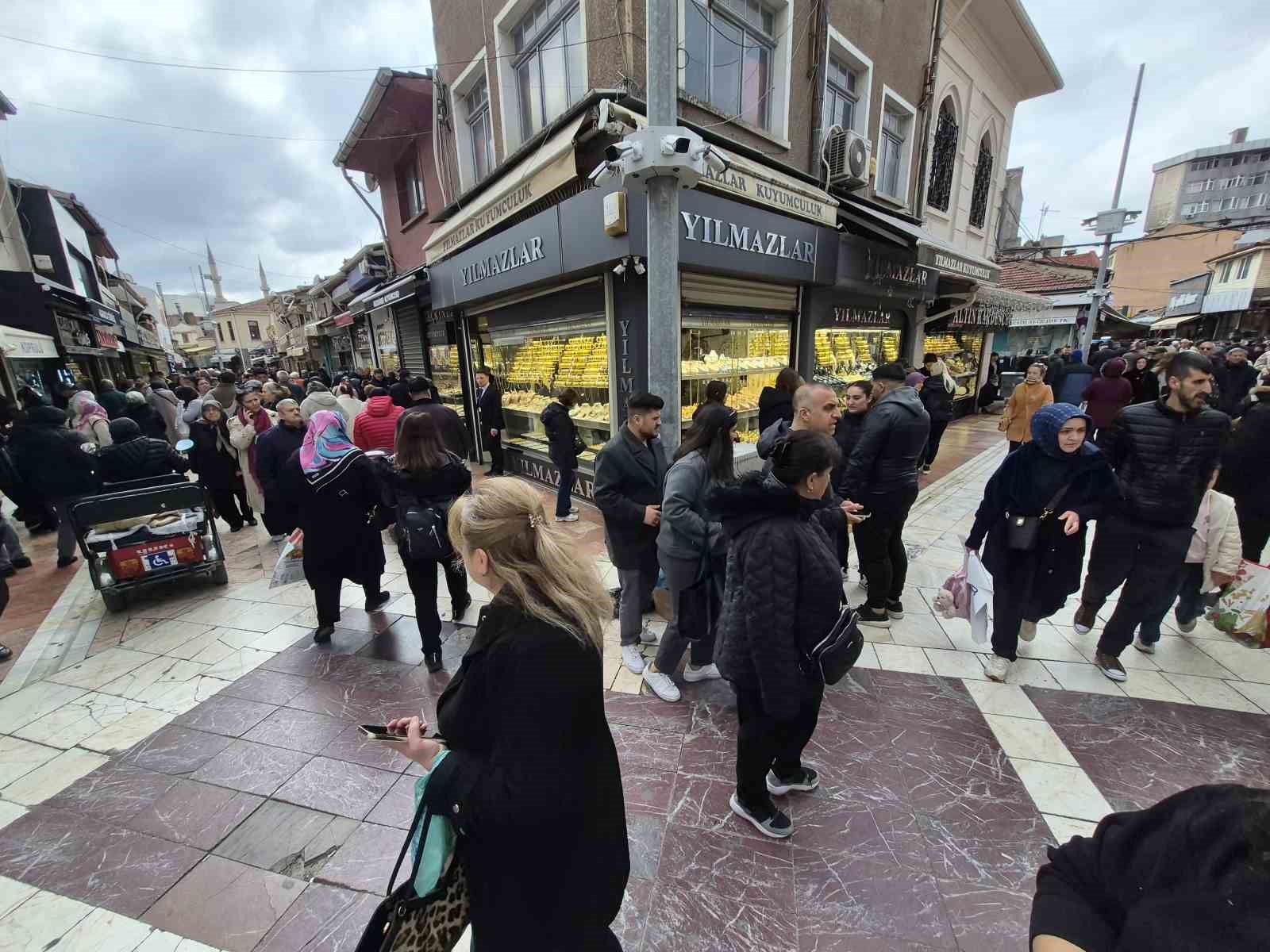 Altın fiyatları d&uuml;ş&uuml;nce vatandaşlar kuyumculara akın etti

