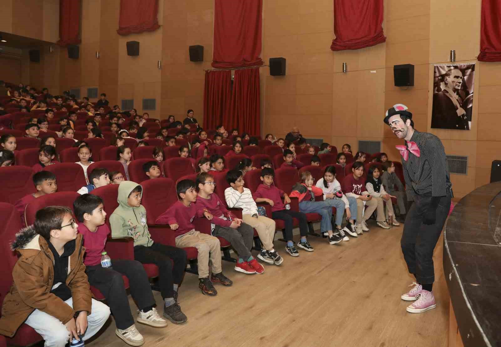 Mersin&rsquo;de &lsquo;Bisk&uuml;vi Adam&rsquo; oyunu miniklerle buluştu
