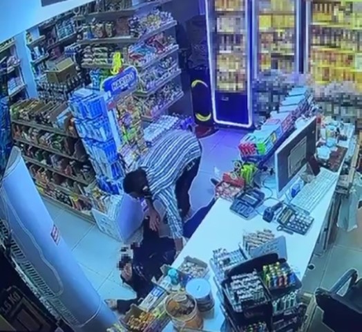 Markette 19 yaşındaki genci hayattan koparan cinayet anına ait g&ouml;r&uuml;nt&uuml;ler ortaya &ccedil;ıktı