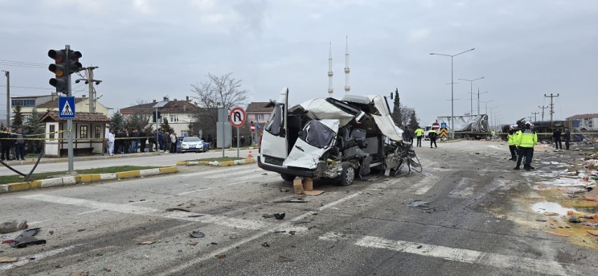 Freni patlayan tır dehşet sa&ccedil;tı: &Ouml;ğrenci servisi dahil 7 ara&ccedil; birbirine girdi, 18 yaralı