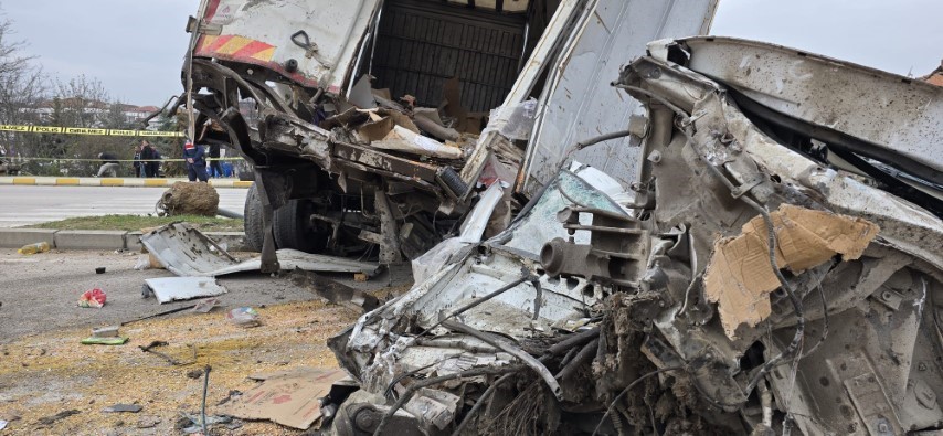 Freni patlayan tır dehşet sa&ccedil;tı: &Ouml;ğrenci servisi dahil 7 ara&ccedil; birbirine girdi, 18 yaralı