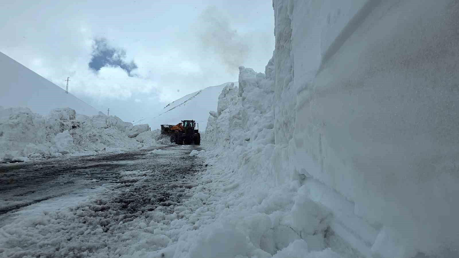 Kar esareti bitiyor: Bah&ccedil;esaray yolu 3 ay sonra yeniden a&ccedil;ılıyor
