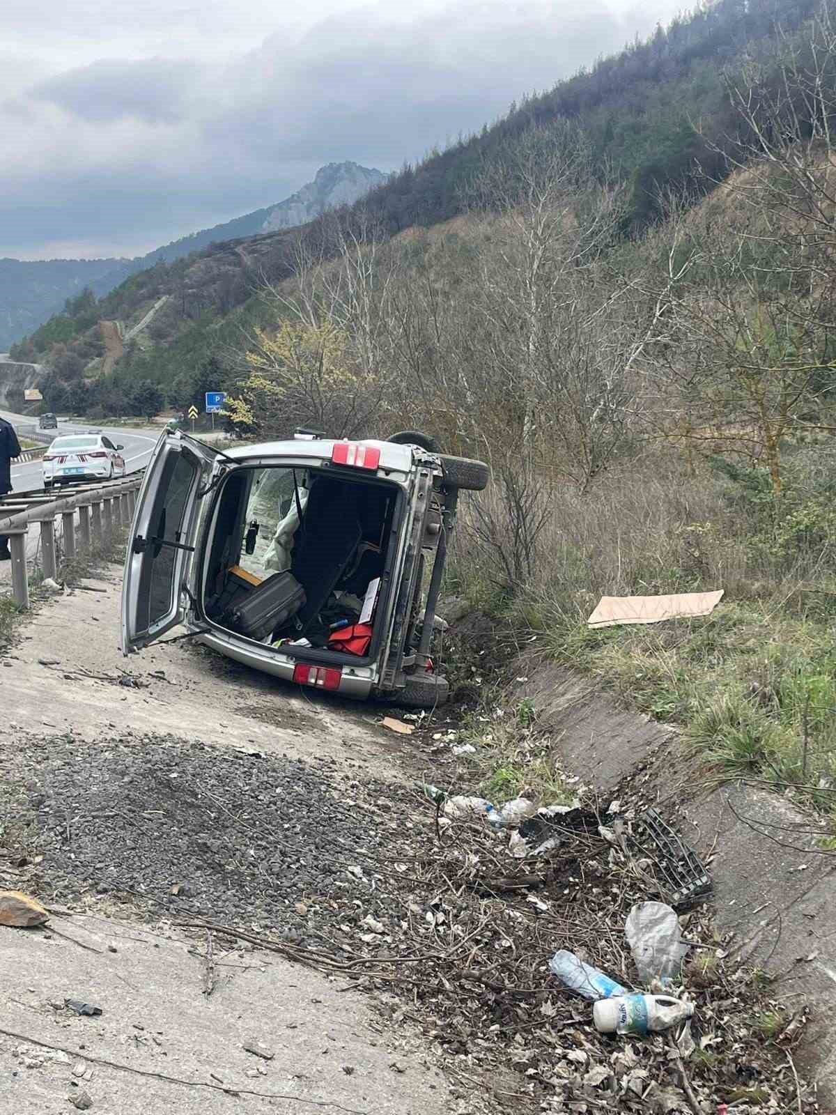 Bilecik’te şarampole uçan araçtaki 2 kişi yaralandı