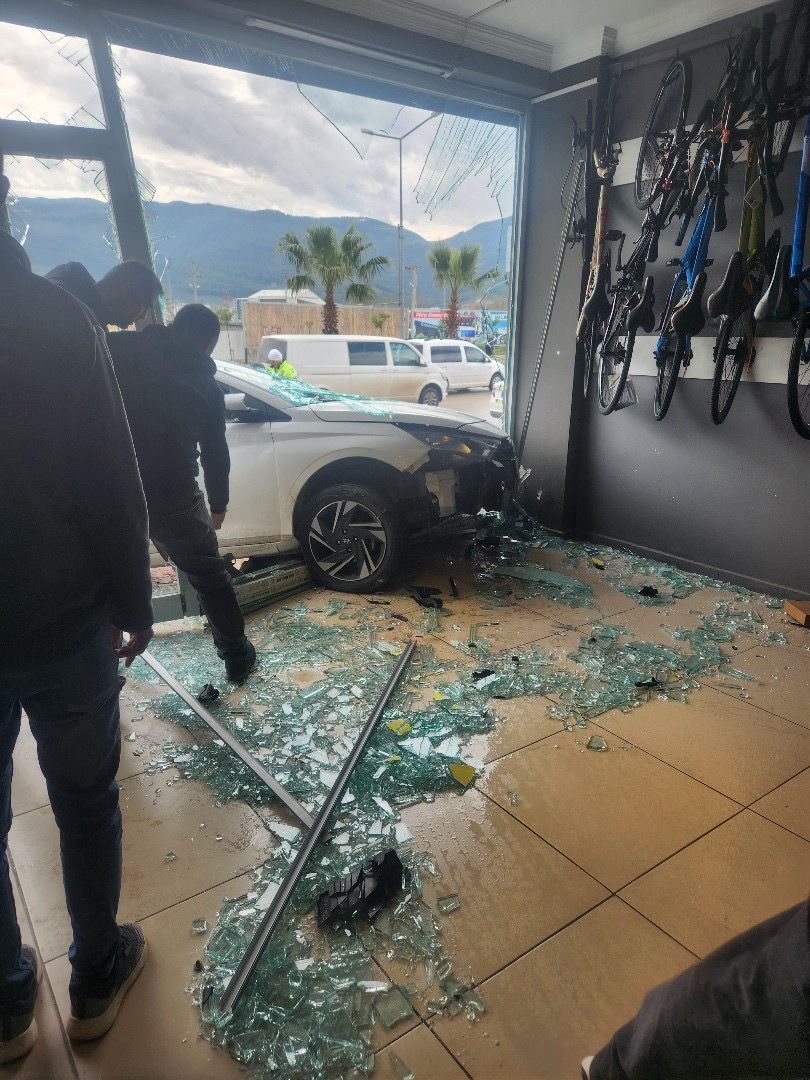 Otomobil iş yerinin vitrininden içeri girdi