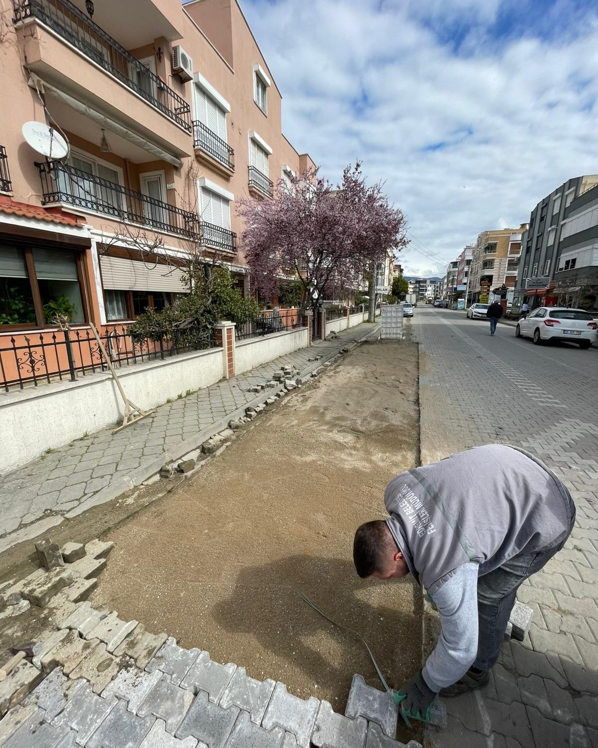 Edremit Belediyesi Altınkum&rsquo;da ve Kadık&ouml;y&rsquo;de yolları yeniliyor
