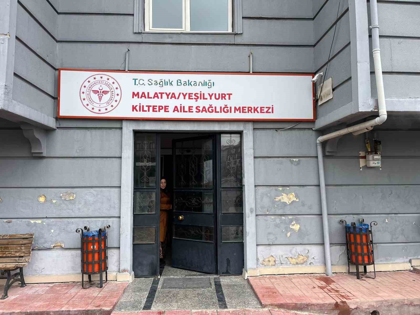 Kirli &ccedil;izmelerini &ccedil;ıkarıp galoşla aile sağlığı merkezine girdi
