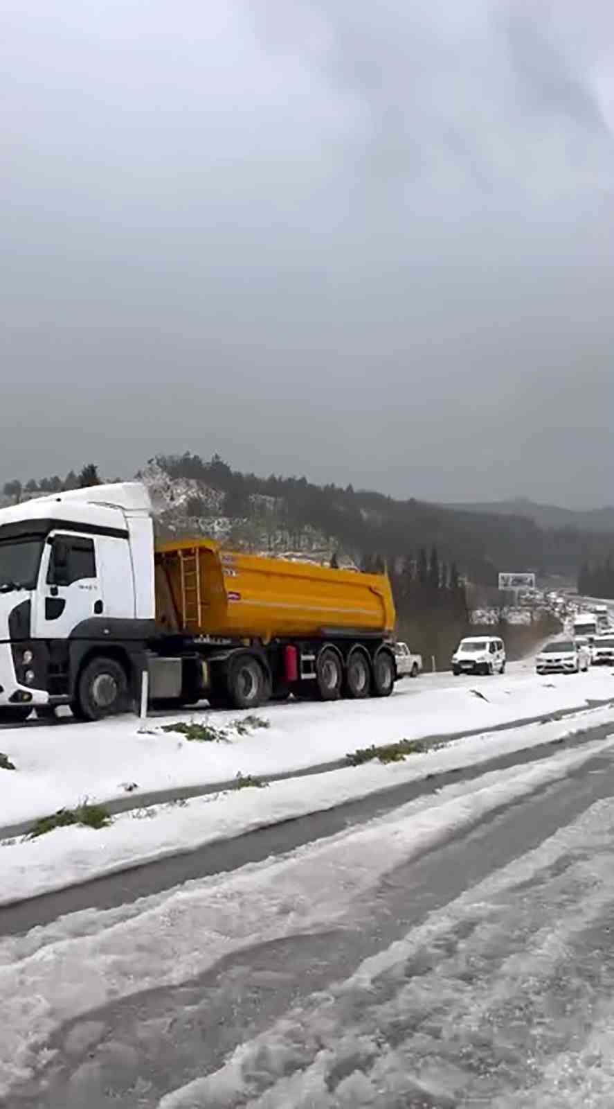 Yatağan-Milas kara yolu dolu yağışı sonrası beyaza b&uuml;r&uuml;nd&uuml;
