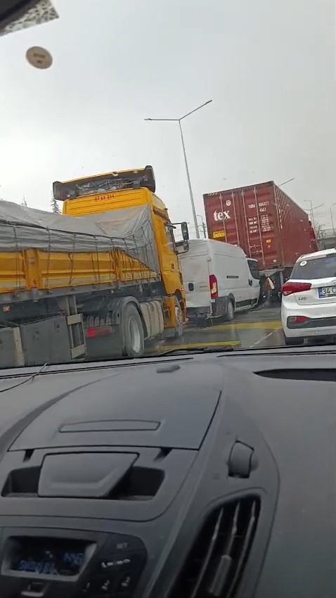 Eskişehir&rsquo;de 4 aracın karıştığı zincirleme kazada 1 kişi yaralandı
