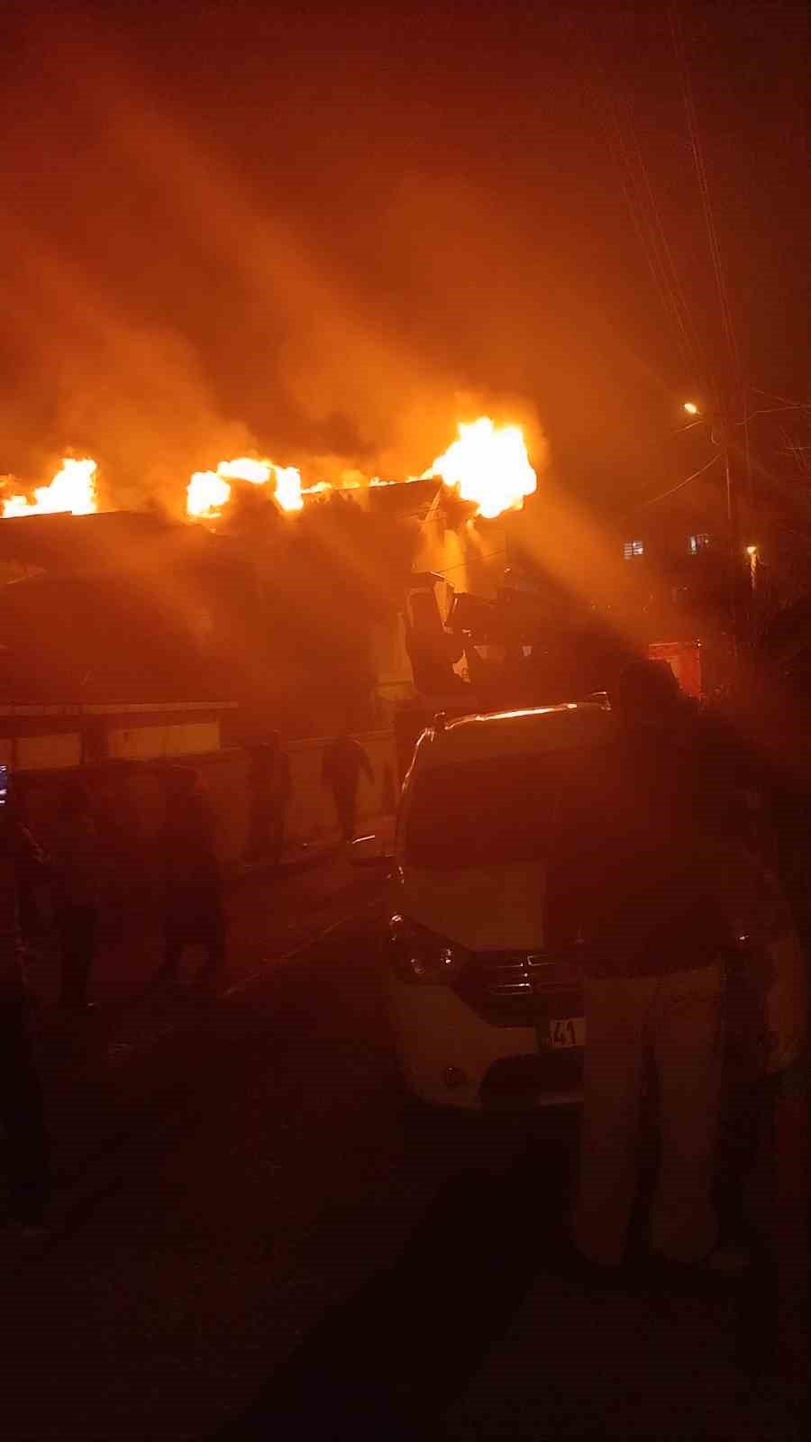 Elektrikli ısıtıcı evi alev alev yaktı: 3 kişi dumandan etkilendi