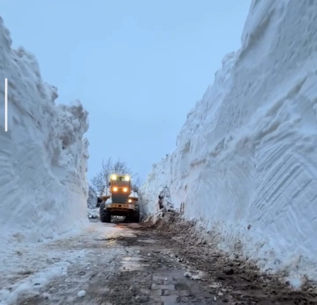 Bah&ccedil;esaray&rsquo;da yola &ccedil;ığ d&uuml;şt&uuml;
