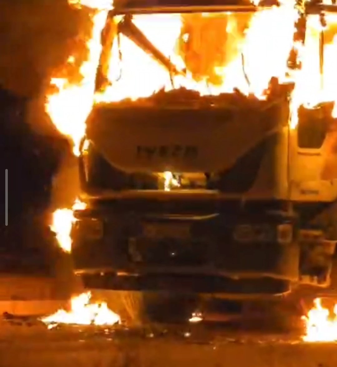 Van’da çöp kamyonu alev alev yandı