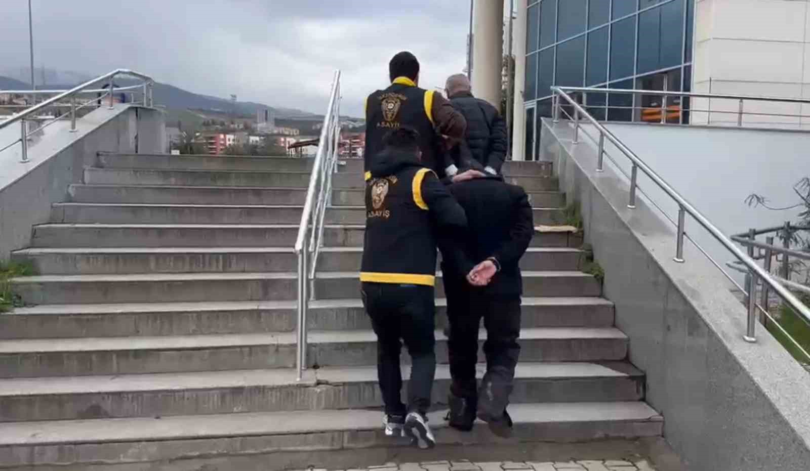 İskenderun&rsquo;da işledikleri su&ccedil;lardan aranan 2 kişi yakalandı
